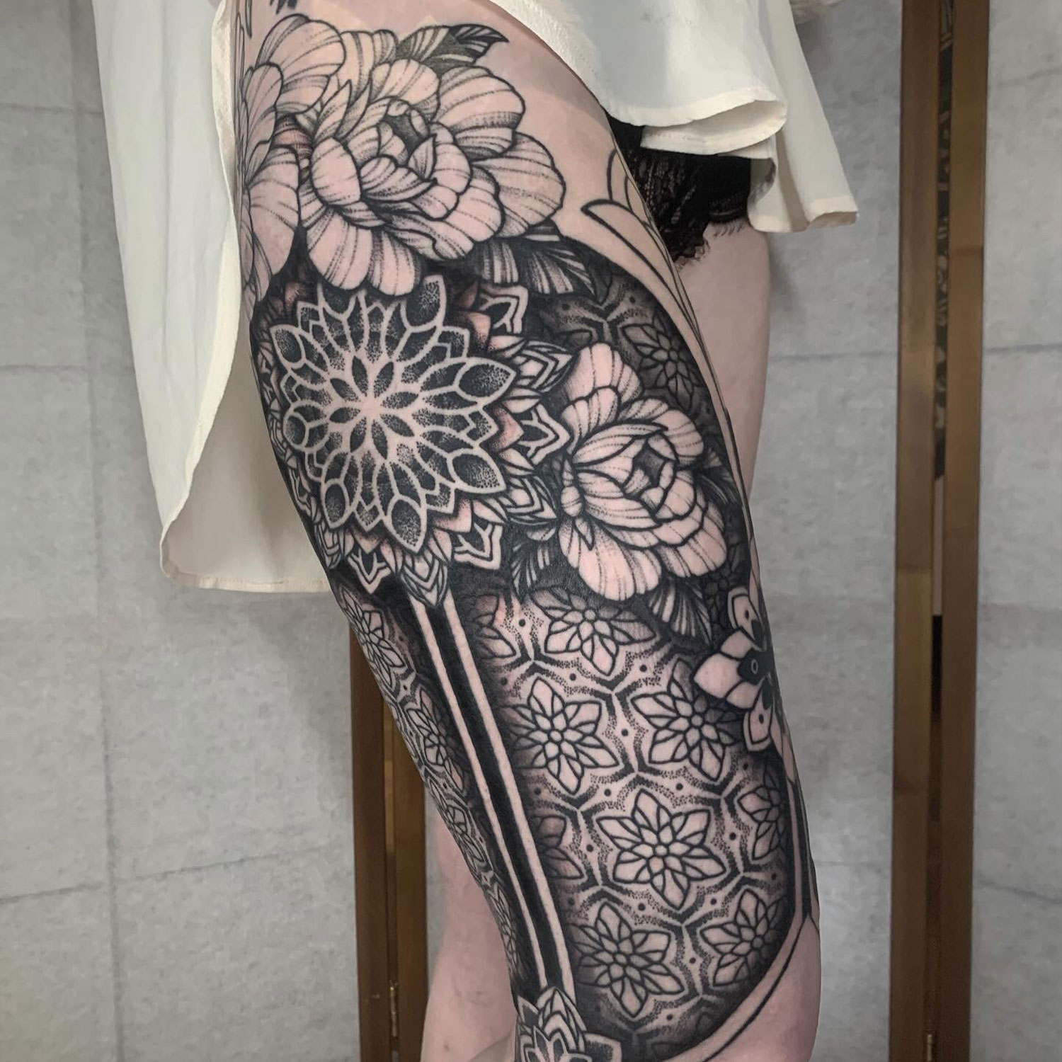 Oberschenkel Blumen Geometrisches Tattoo Design