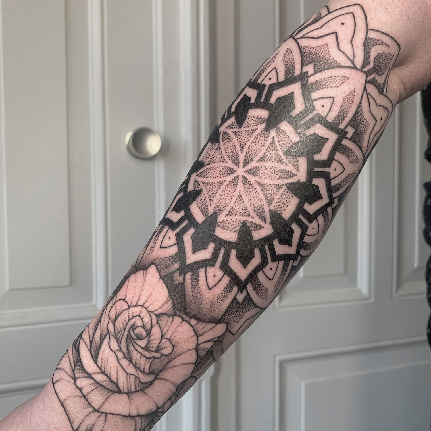 Geometrisches Mandala Tattoo auf dem Unterarm – Feine Linienarbeit und präzise Symmetrie