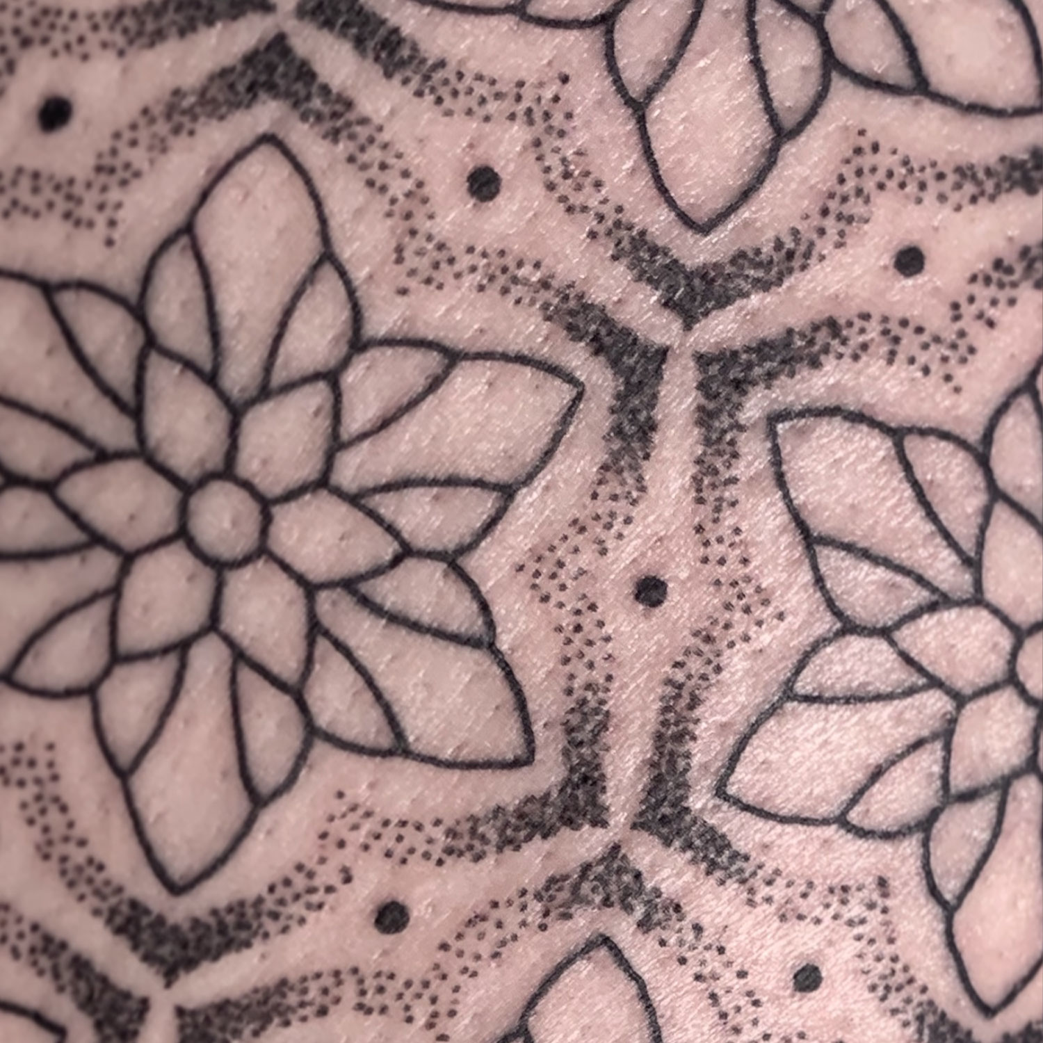 Detailaufnahme eines Mandala Tattoos – Geometrisches Design