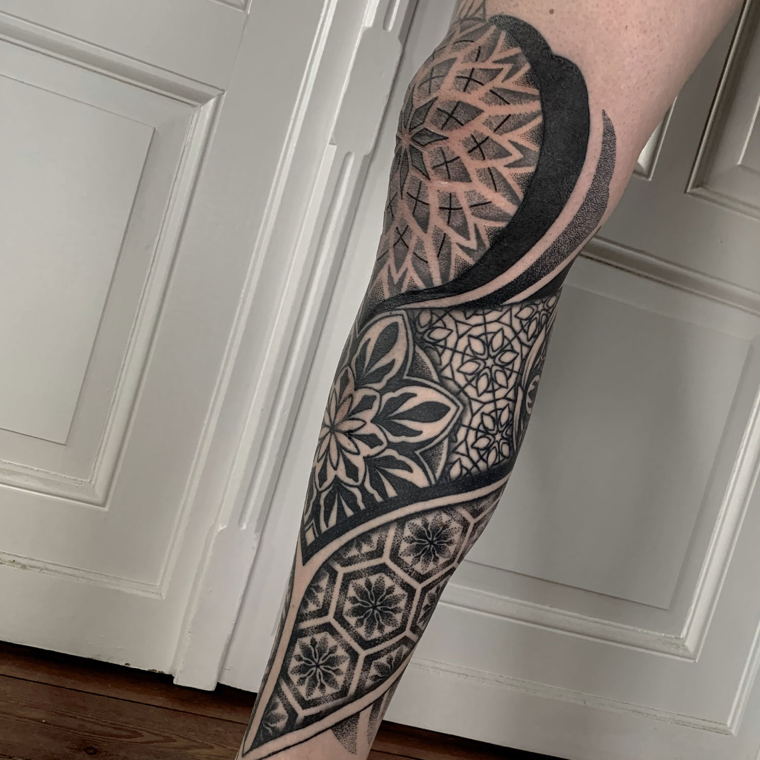 Knie und Waden Tattoo im Mandala-Stil