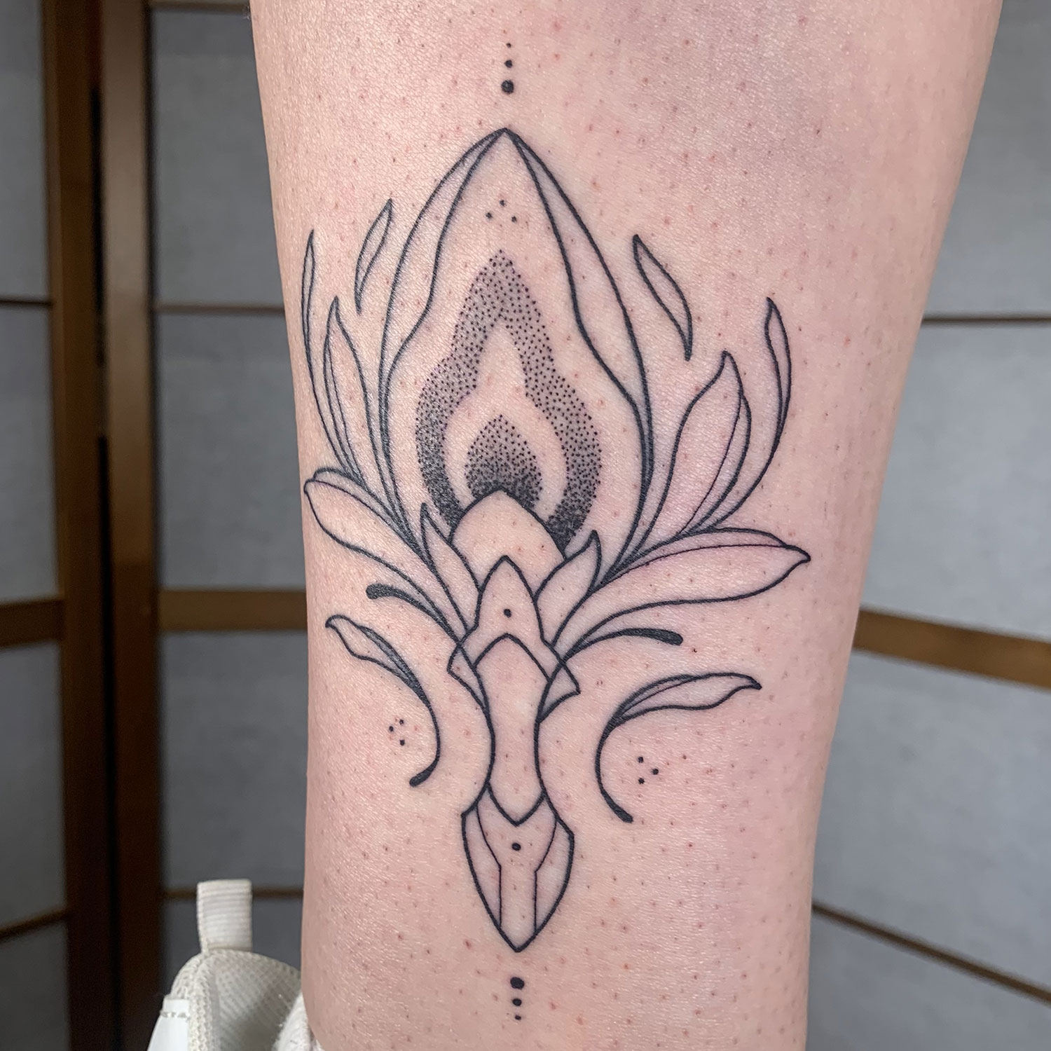 Geometrisches Blumen Tattoo mit feinen Linien