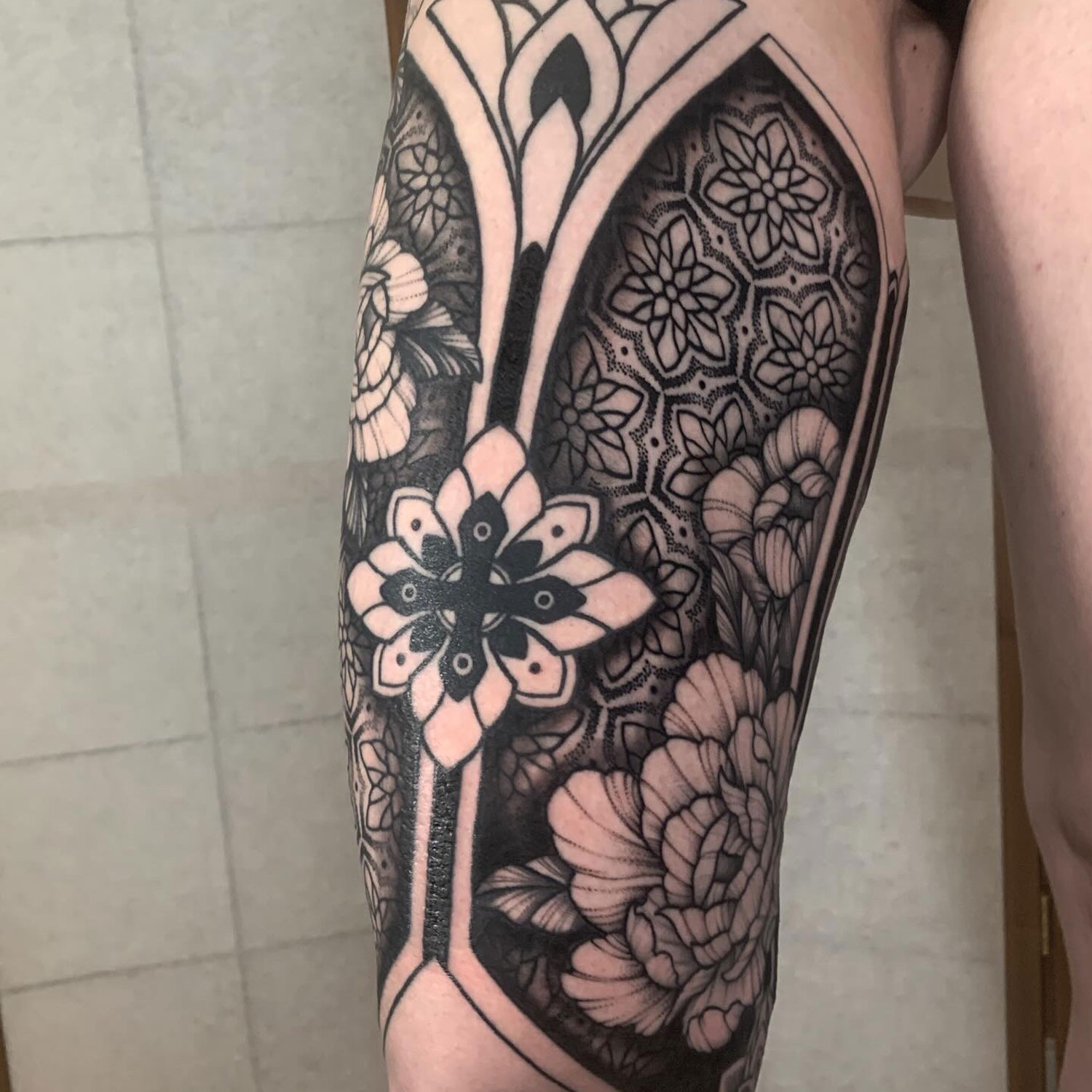 Floral Geometric Tattoo mit blumigen Elementen und geometrischen Formen