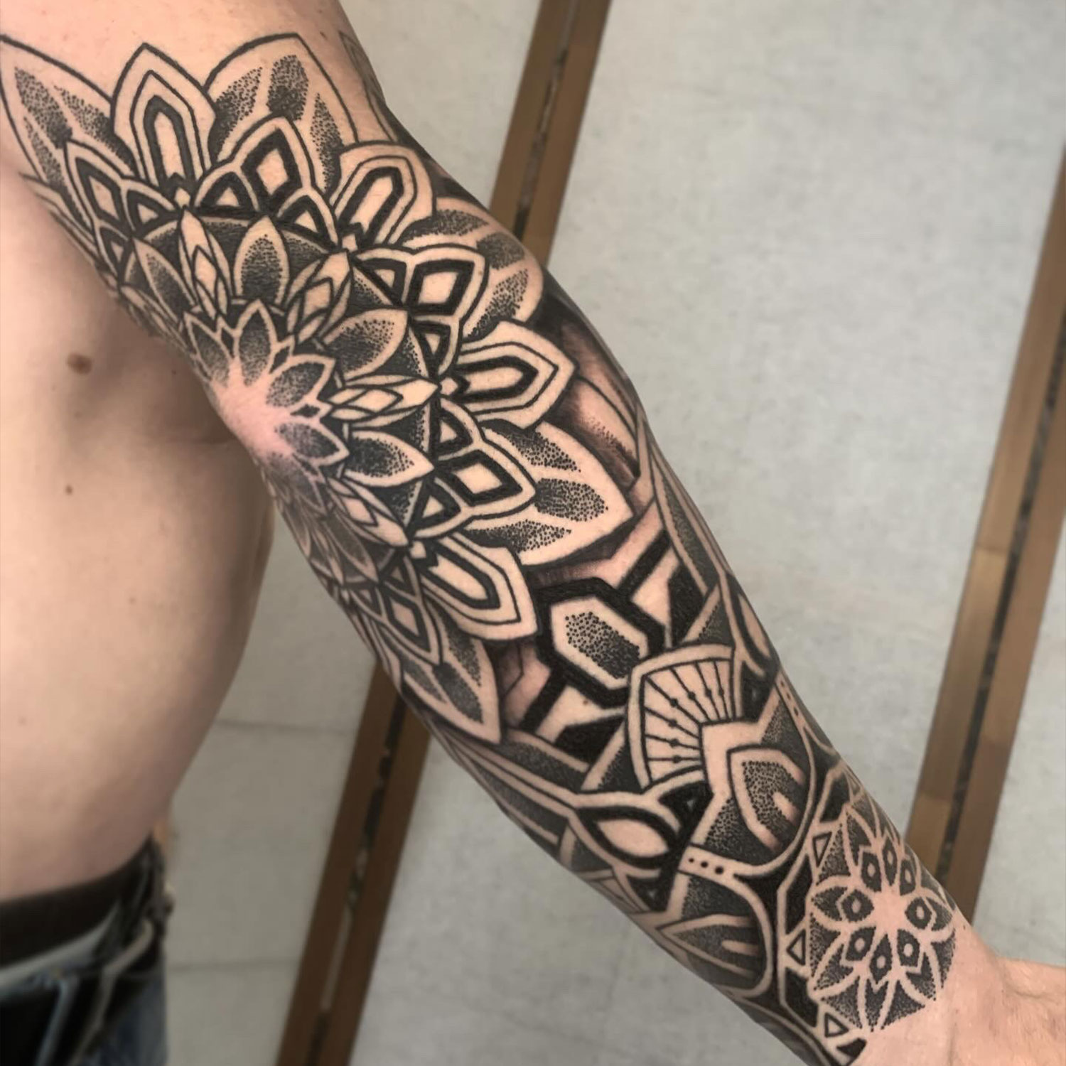 Mandala Tattoo auf Arm, detailgetreu und präzise in Lüneburg gestochen