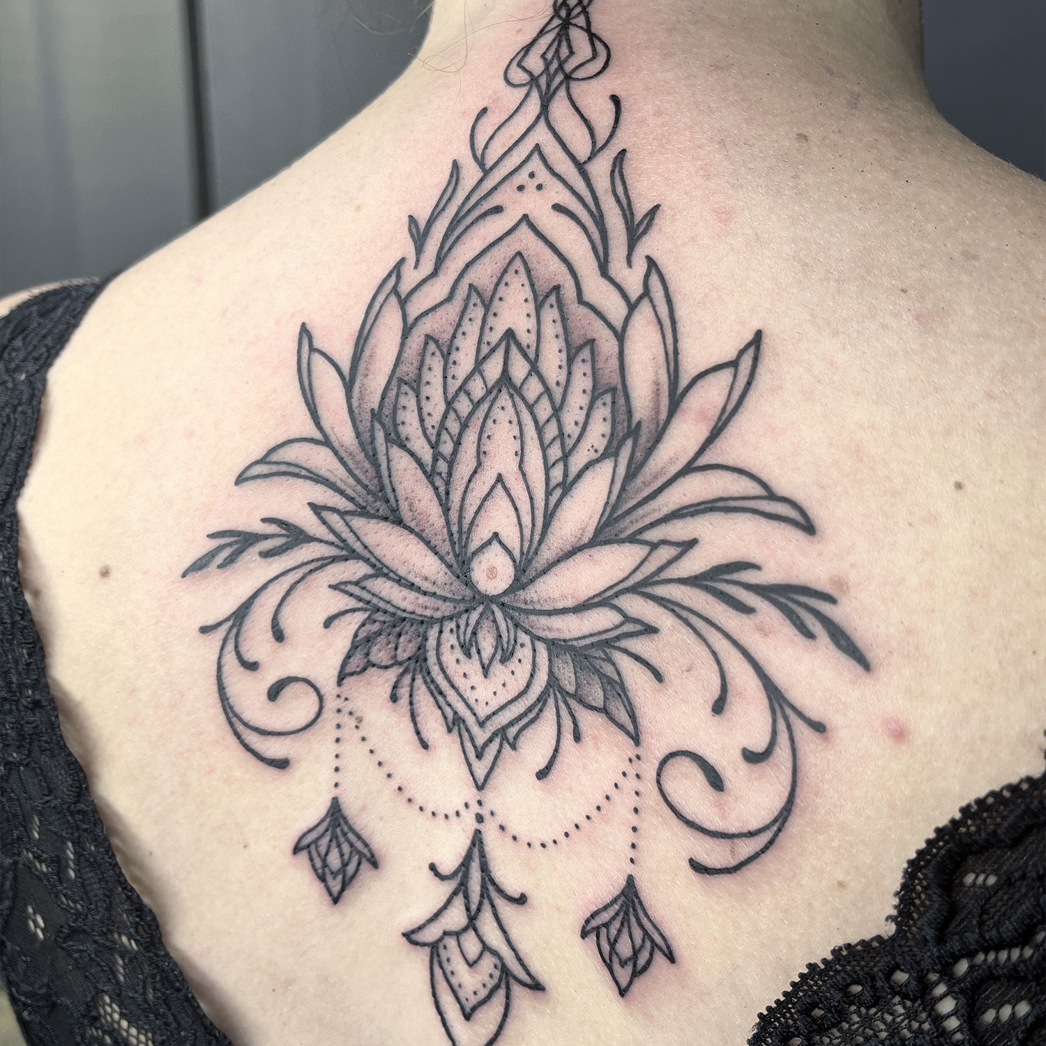 Geometrisches Tattoo auf dem Rücken mit floralen Mustern, Lüneburg