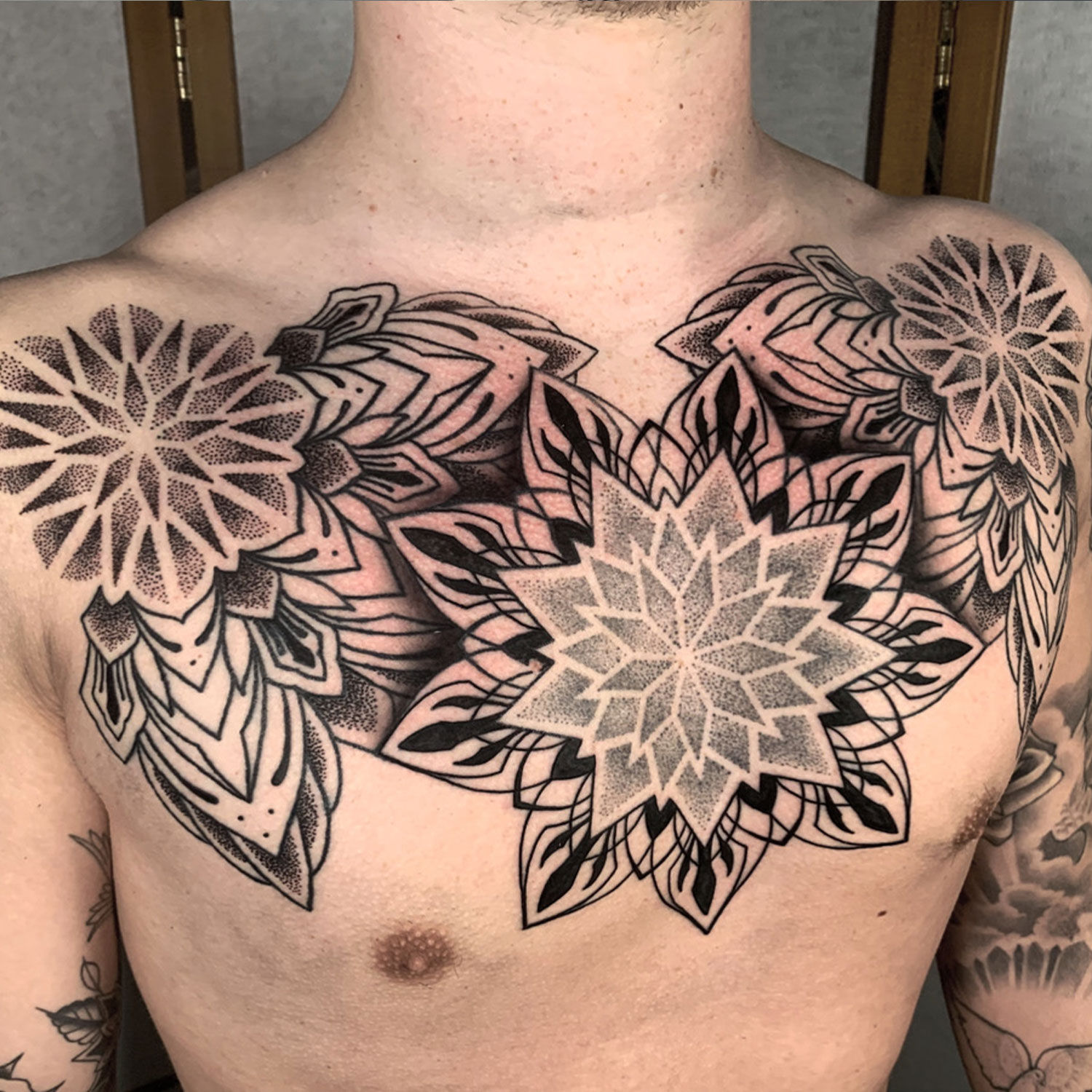 Mandala Tattoo Design mit feinen Linien von Daniel Simpson in Lüneburg