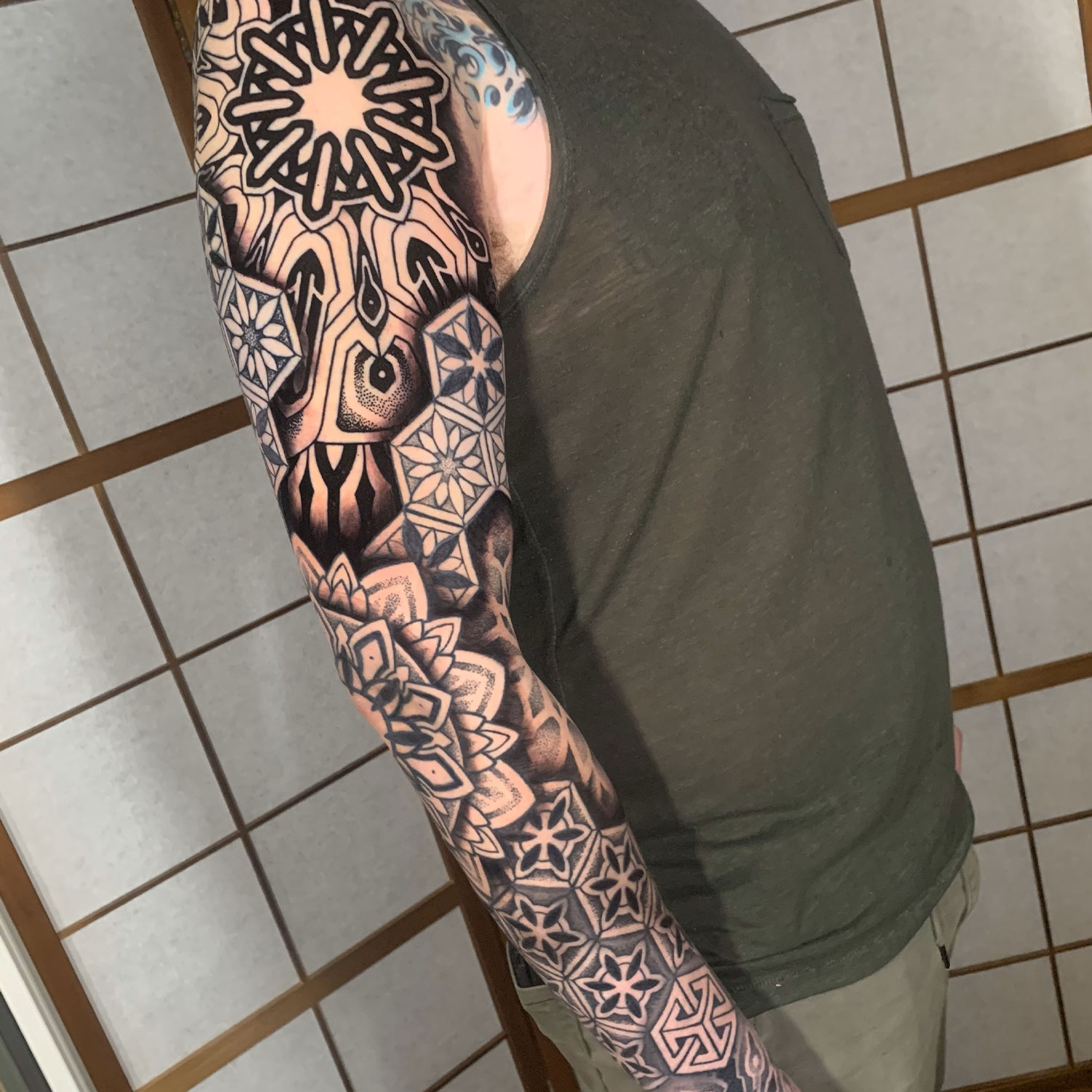 Schwarzes Geometric Tattoo in Mandala-Stil, tätowiert in Lüneburg