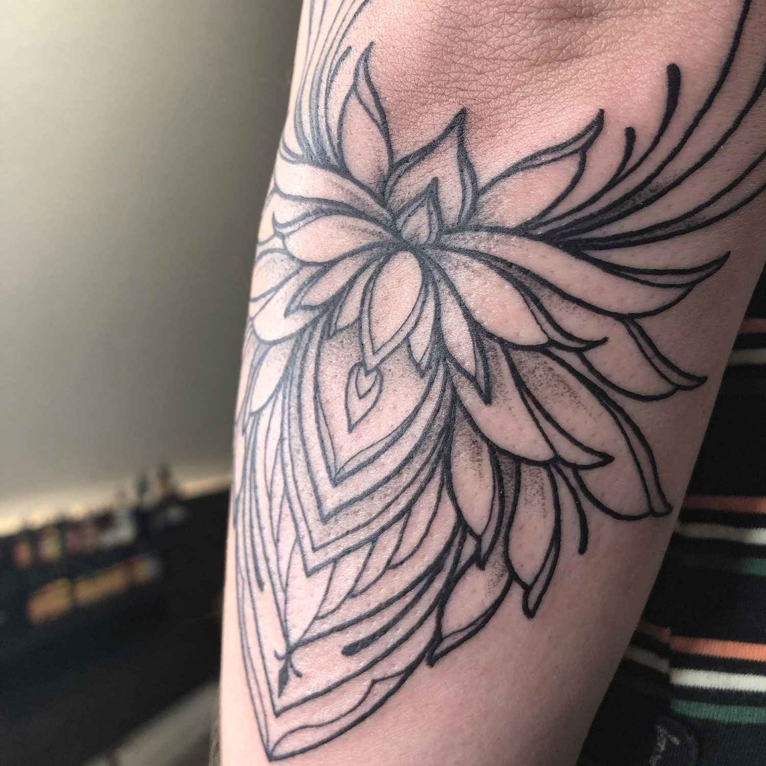 Lüneburger Tattoo Studio – Kleines Geometrisches Tattoo in floralen Mustern